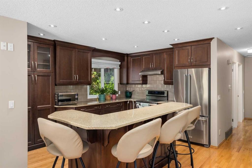 2708 48 Street Ne, Calgary, AB - Indoor Photo Showing Kitchen