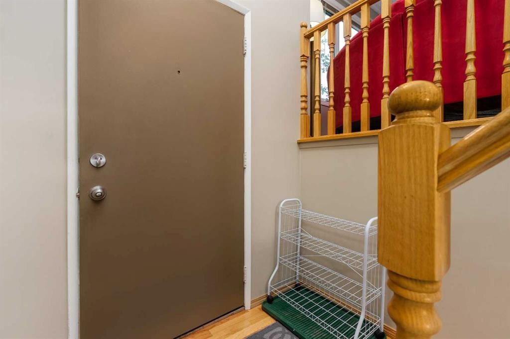 2708 48 Street Ne, Calgary, AB - Indoor Photo Showing Other Room