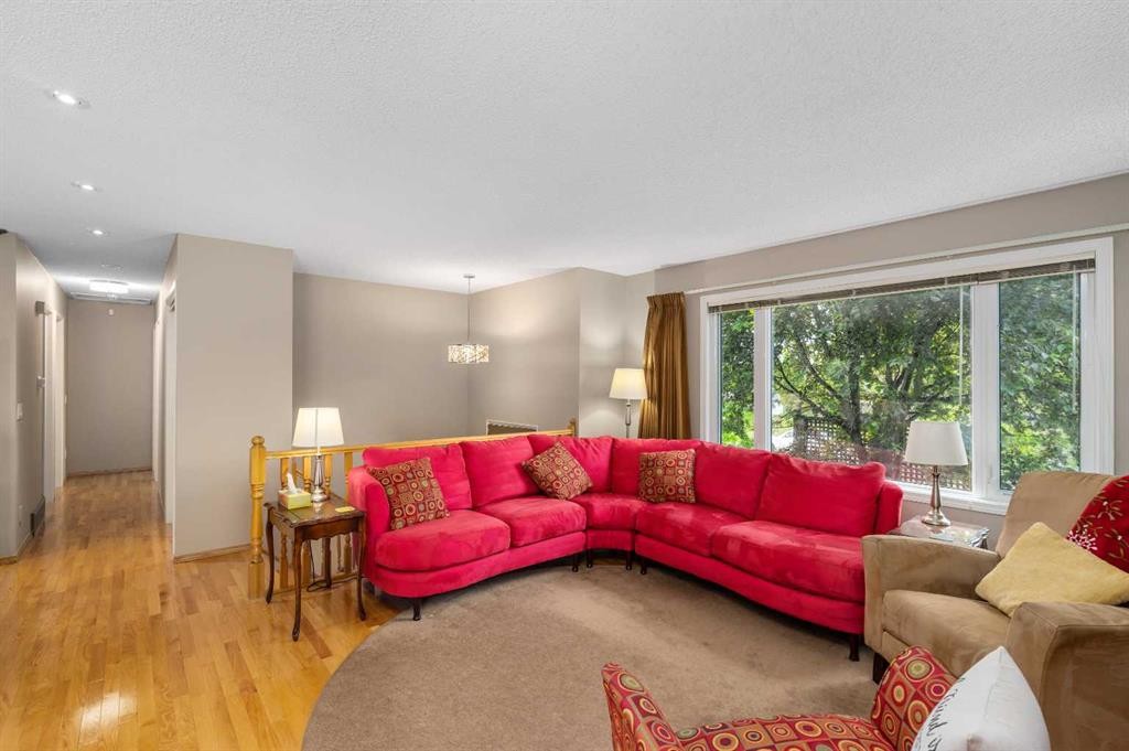 2708 48 Street Ne, Calgary, AB - Indoor Photo Showing Living Room