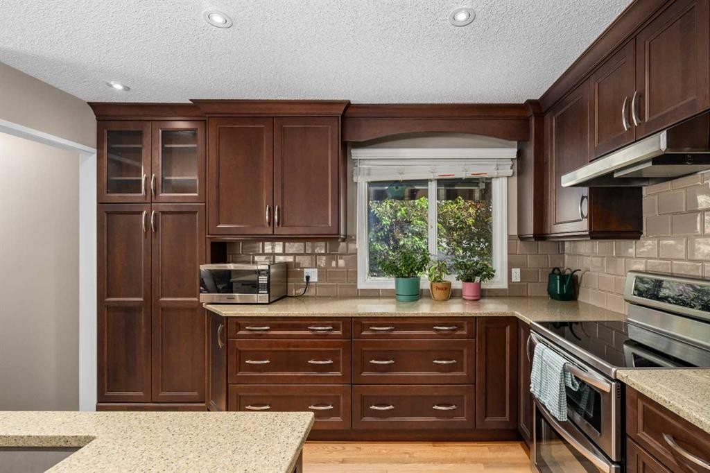 2708 48 Street Ne, Calgary, AB - Indoor Photo Showing Kitchen
