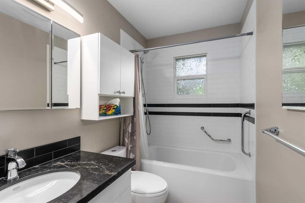 2708 48 Street Ne, Calgary, AB - Indoor Photo Showing Bathroom