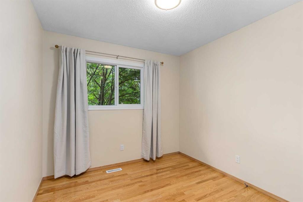 2708 48 Street Ne, Calgary, AB - Indoor Photo Showing Other Room