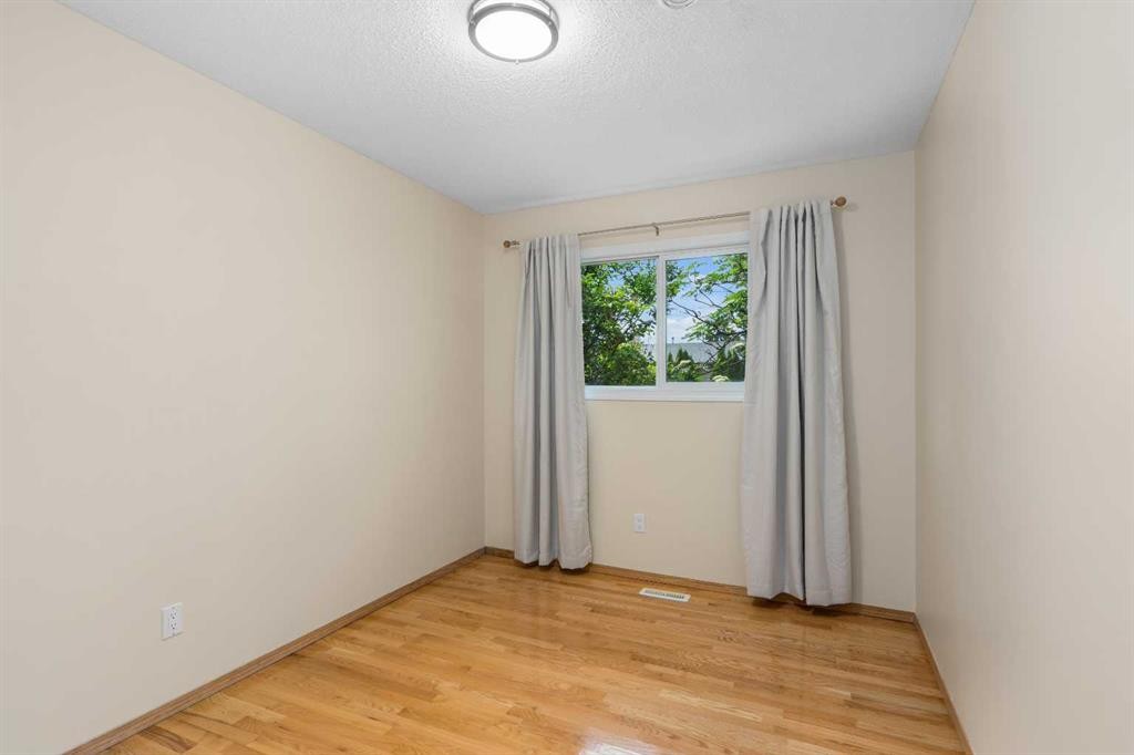 2708 48 Street Ne, Calgary, AB - Indoor Photo Showing Other Room