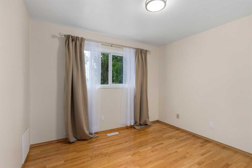 2708 48 Street Ne, Calgary, AB - Indoor Photo Showing Other Room