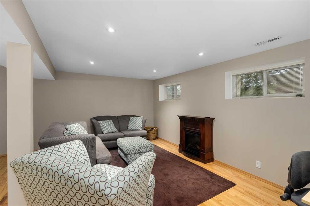 2708 48 Street Ne, Calgary, AB - Indoor