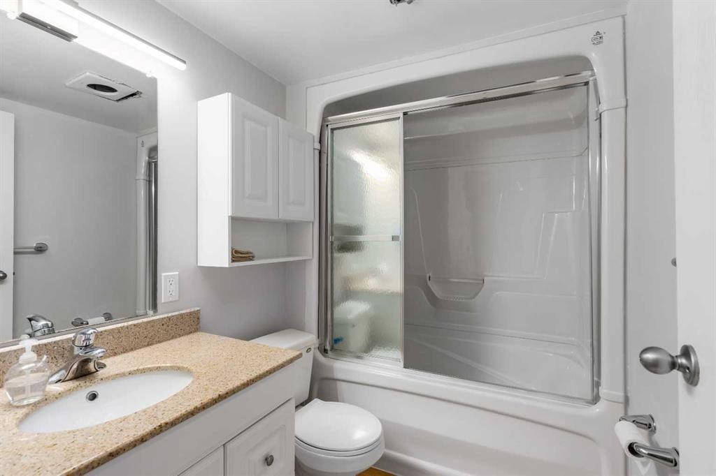 2708 48 Street Ne, Calgary, AB - Indoor Photo Showing Bathroom