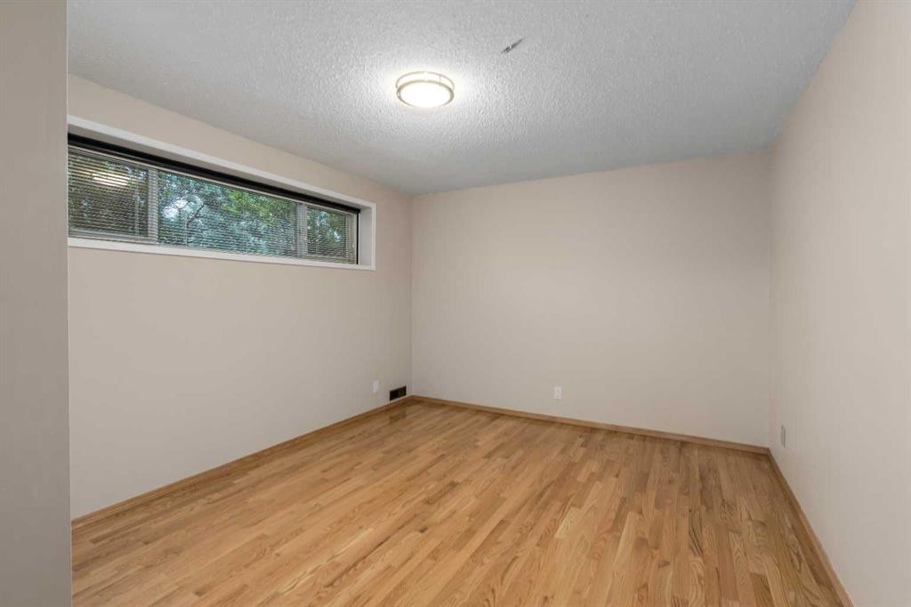 2708 48 Street Ne, Calgary, AB - Indoor Photo Showing Other Room