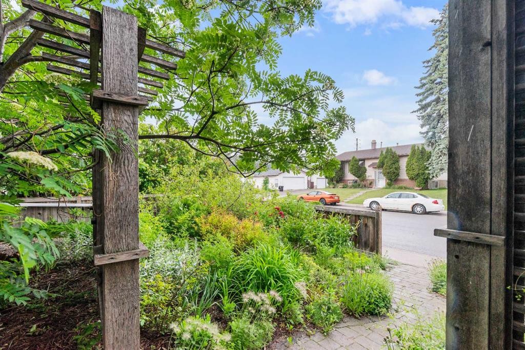 2708 48 Street Ne, Calgary, AB - Outdoor