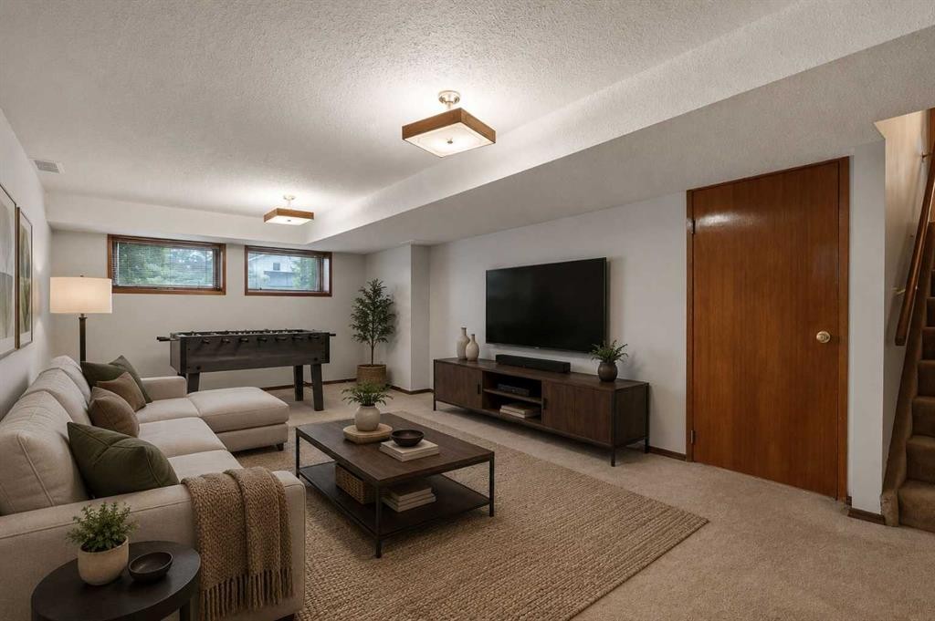 27 Woodgreen Place Sw, Calgary, AB