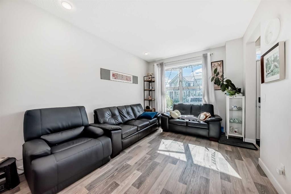 16 Carringvue Way Nw, Calgary, AB - Indoor Photo Showing Living Room
