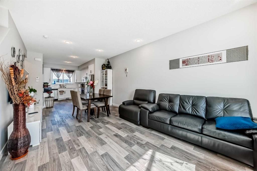 16 Carringvue Way Nw, Calgary, AB - Indoor Photo Showing Living Room
