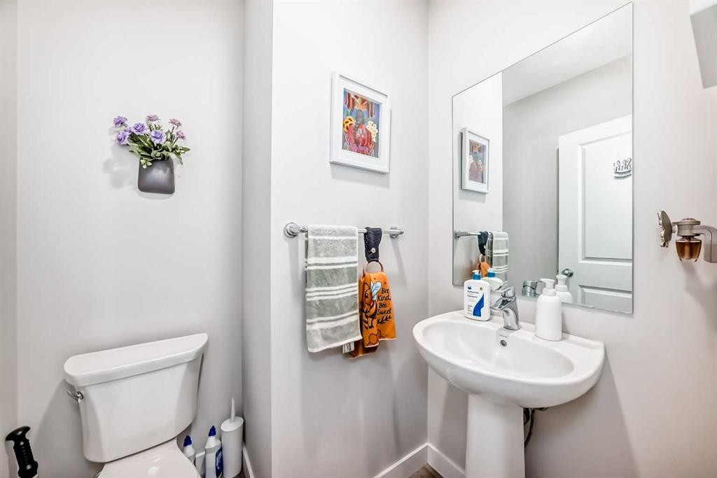16 Carringvue Way Nw, Calgary, AB - Indoor Photo Showing Bathroom