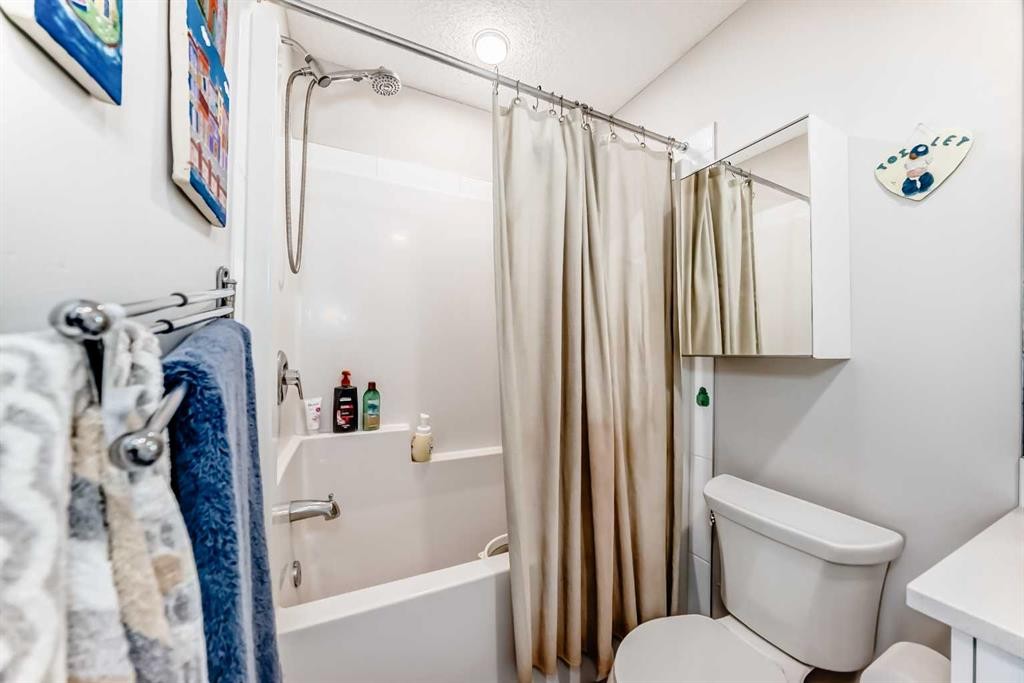 16 Carringvue Way Nw, Calgary, AB - Indoor Photo Showing Bathroom