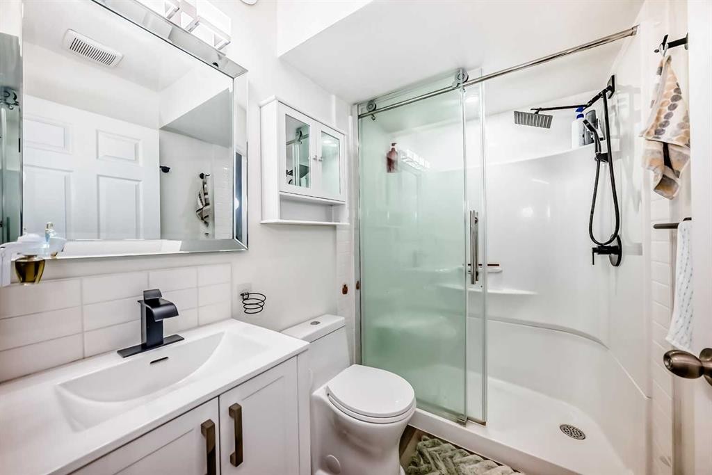 16 Carringvue Way Nw, Calgary, AB - Indoor Photo Showing Bathroom