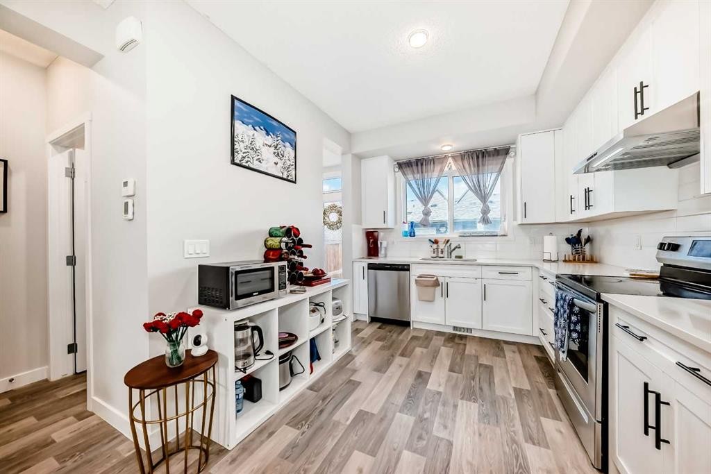16 Carringvue Way Nw, Calgary, AB - Indoor Photo Showing Kitchen With Upgraded Kitchen