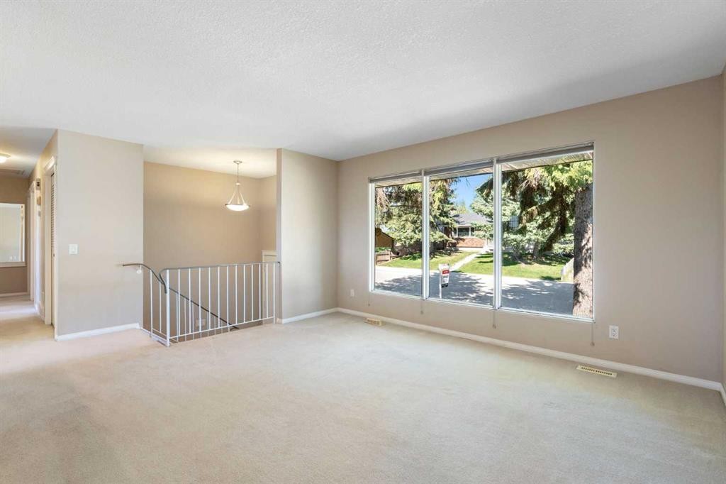 427 Queensland Road Se, Calgary, AB