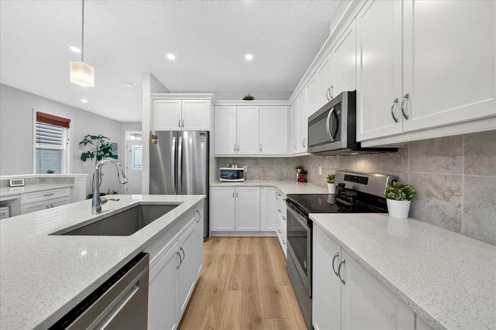 62 Evanscrest Road Nw, Calgary, AB - Indoor Photo Showing Kitchen With Upgraded Kitchen
