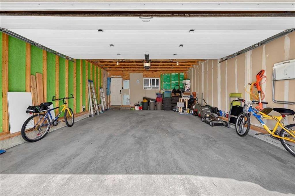 62 Evanscrest Road Nw, Calgary, AB - Indoor Photo Showing Garage