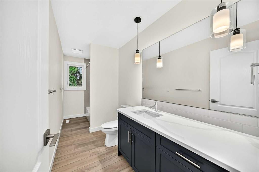 4016 37 Street Nw, Calgary, AB - Indoor Photo Showing Bathroom