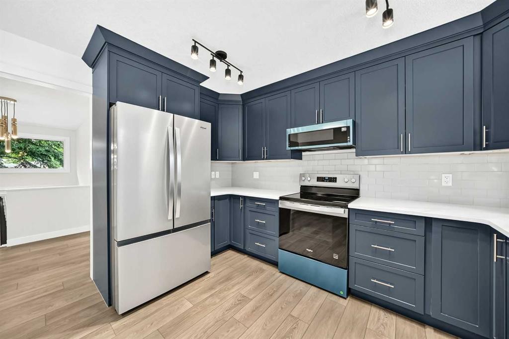 4016 37 Street Nw, Calgary, AB - Indoor Photo Showing Kitchen With Stainless Steel Kitchen