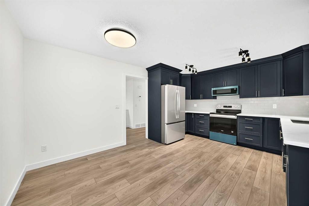 4016 37 Street Nw, Calgary, AB - Indoor Photo Showing Kitchen With Stainless Steel Kitchen