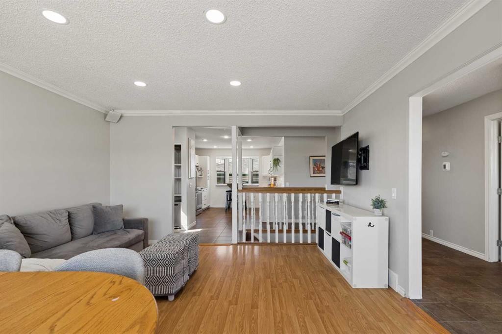 8011 Huntington Street Ne, Calgary, AB - Indoor Photo Showing Living Room
