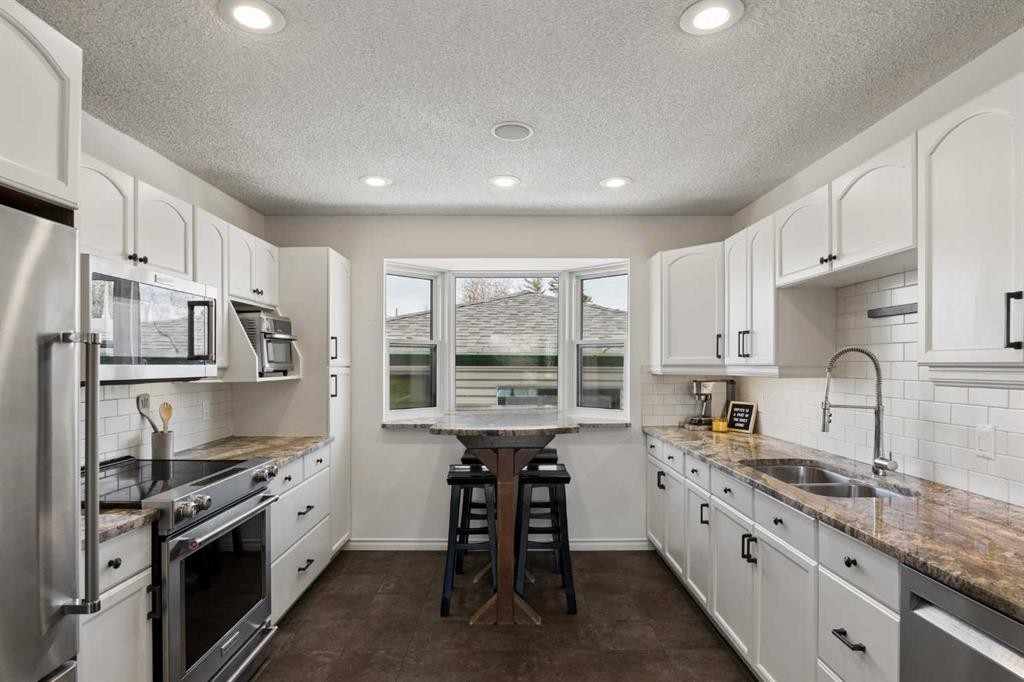 8011 Huntington Street Ne, Calgary, AB - Indoor Photo Showing Kitchen With Double Sink With Upgraded Kitchen
