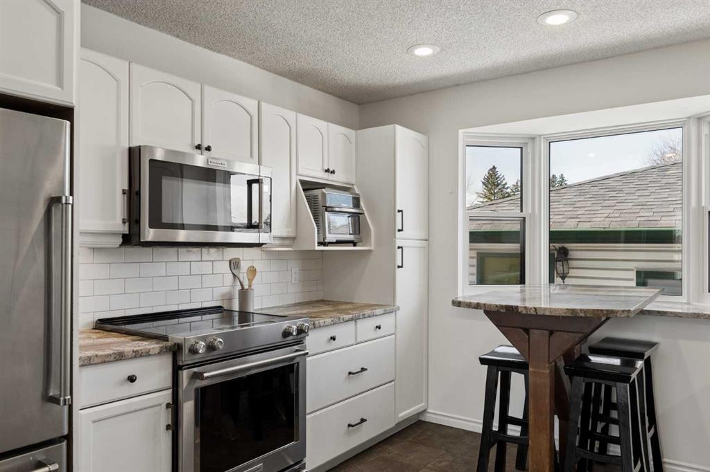 8011 Huntington Street Ne, Calgary, AB - Indoor Photo Showing Kitchen