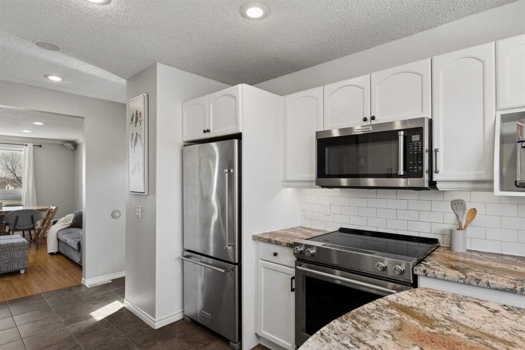 8011 Huntington Street Ne, Calgary, AB - Indoor Photo Showing Kitchen