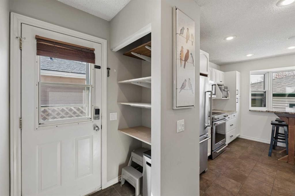 8011 Huntington Street Ne, Calgary, AB - Indoor