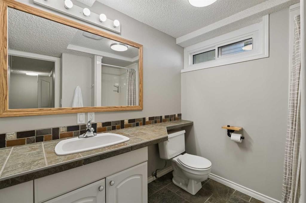 8011 Huntington Street Ne, Calgary, AB - Indoor Photo Showing Bathroom