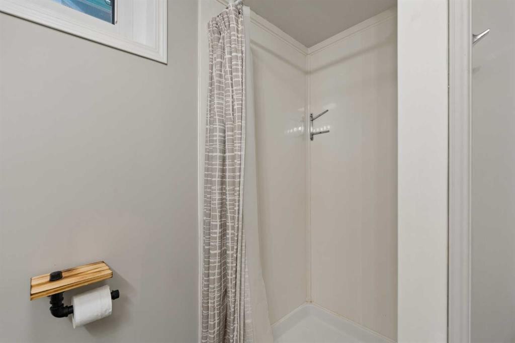 8011 Huntington Street Ne, Calgary, AB - Indoor Photo Showing Bathroom