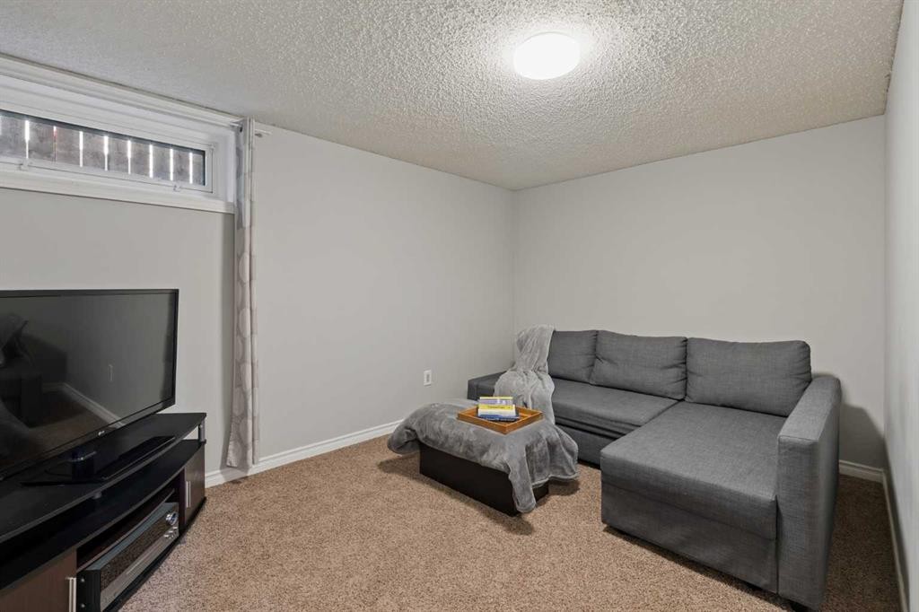 8011 Huntington Street Ne, Calgary, AB - Indoor Photo Showing Living Room