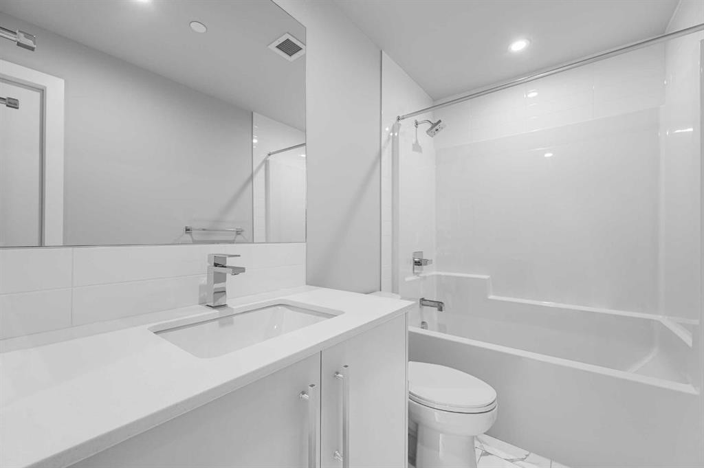 601-8230 Broadcast Avenue Sw, Calgary, AB - Indoor Photo Showing Bathroom