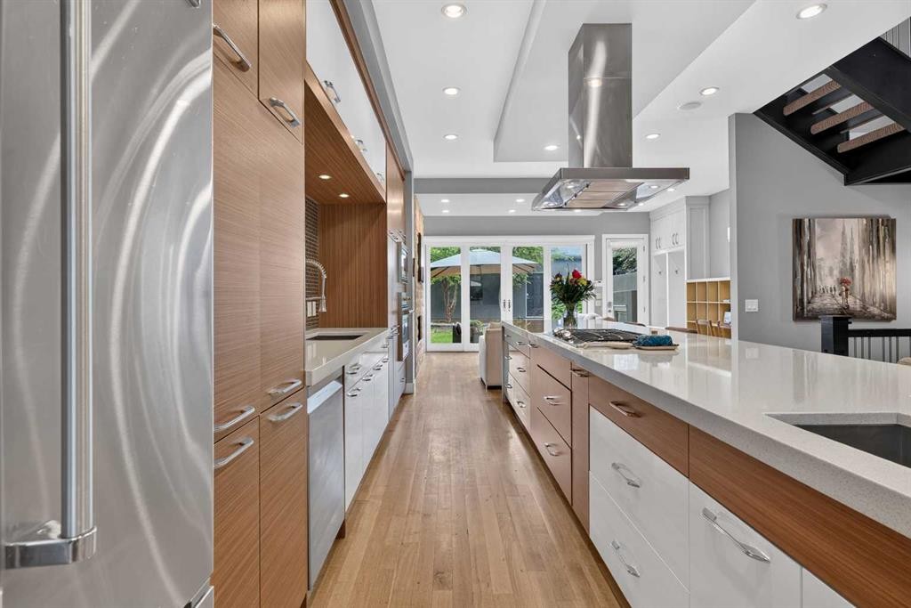 2219 2 Avenue Nw, Calgary, AB - Indoor Photo Showing Kitchen With Upgraded Kitchen