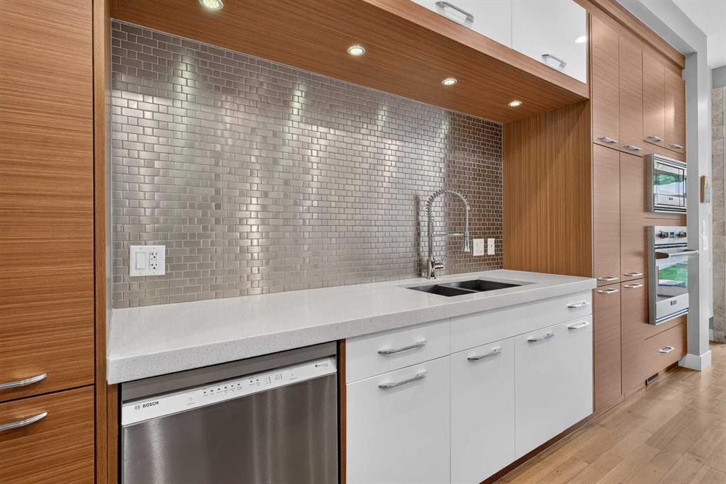 2219 2 Avenue Nw, Calgary, AB - Indoor Photo Showing Kitchen