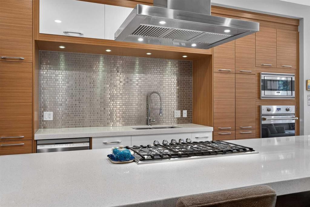 2219 2 Avenue Nw, Calgary, AB - Indoor Photo Showing Kitchen With Upgraded Kitchen