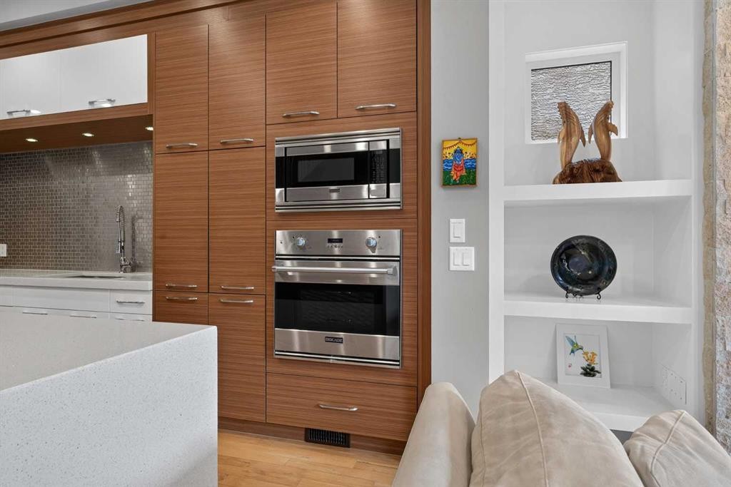 2219 2 Avenue Nw, Calgary, AB - Indoor Photo Showing Kitchen