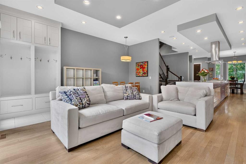2219 2 Avenue Nw, Calgary, AB - Indoor Photo Showing Living Room