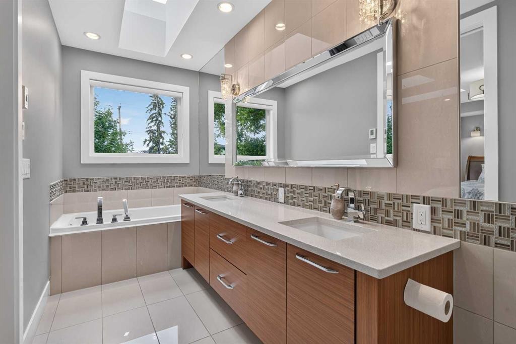 2219 2 Avenue Nw, Calgary, AB - Indoor Photo Showing Bathroom