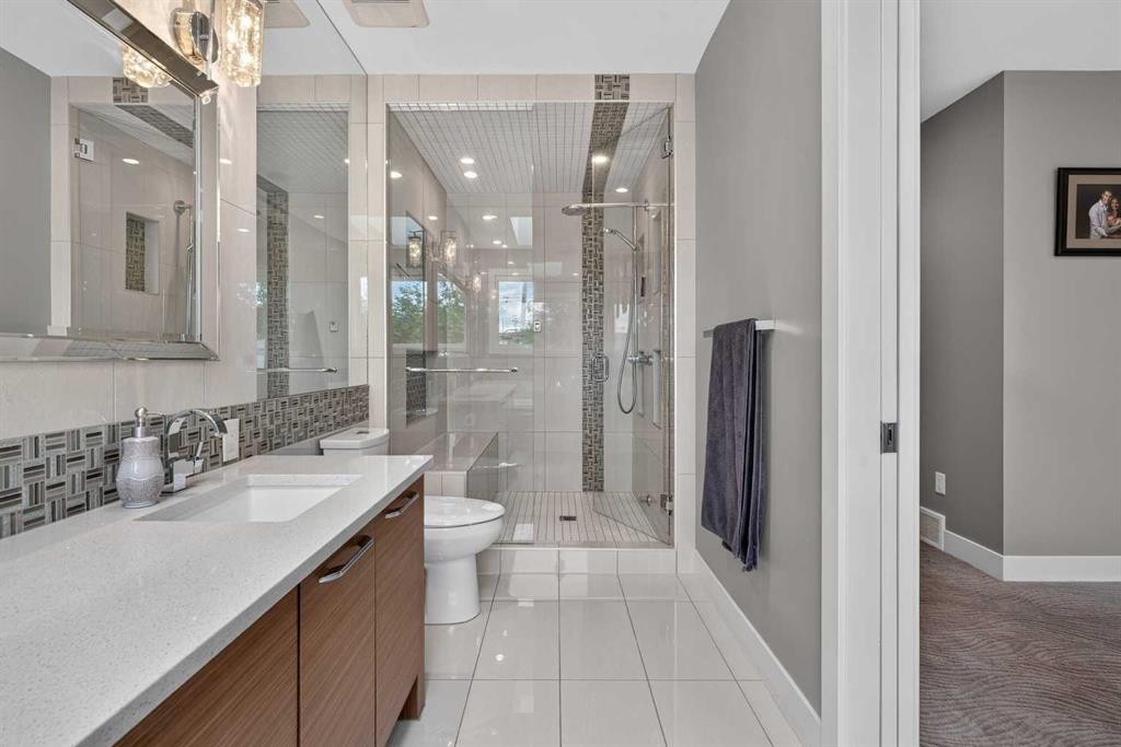 2219 2 Avenue Nw, Calgary, AB - Indoor Photo Showing Bathroom