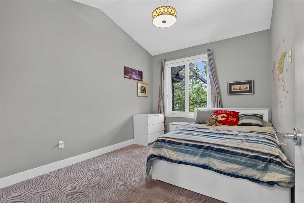2219 2 Avenue Nw, Calgary, AB - Indoor Photo Showing Bedroom