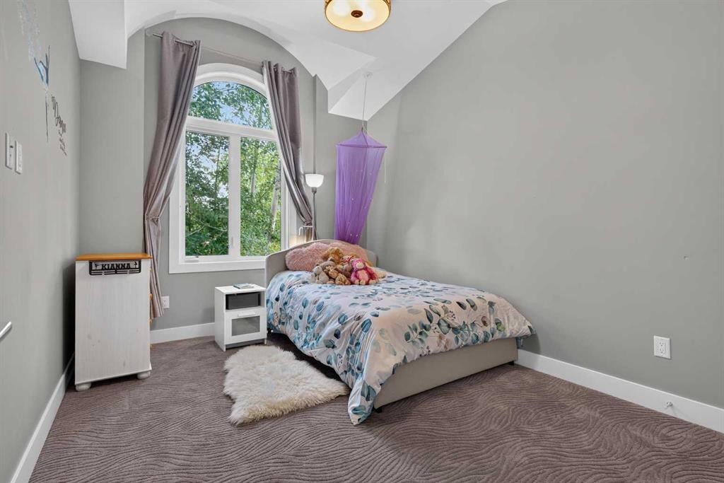2219 2 Avenue Nw, Calgary, AB - Indoor Photo Showing Bedroom