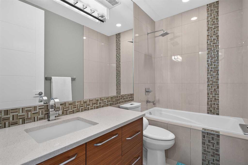 2219 2 Avenue Nw, Calgary, AB - Indoor Photo Showing Bathroom