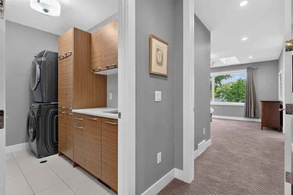2219 2 Avenue Nw, Calgary, AB - Indoor Photo Showing Laundry Room