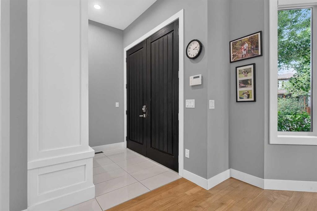 2219 2 Avenue Nw, Calgary, AB - Indoor Photo Showing Other Room
