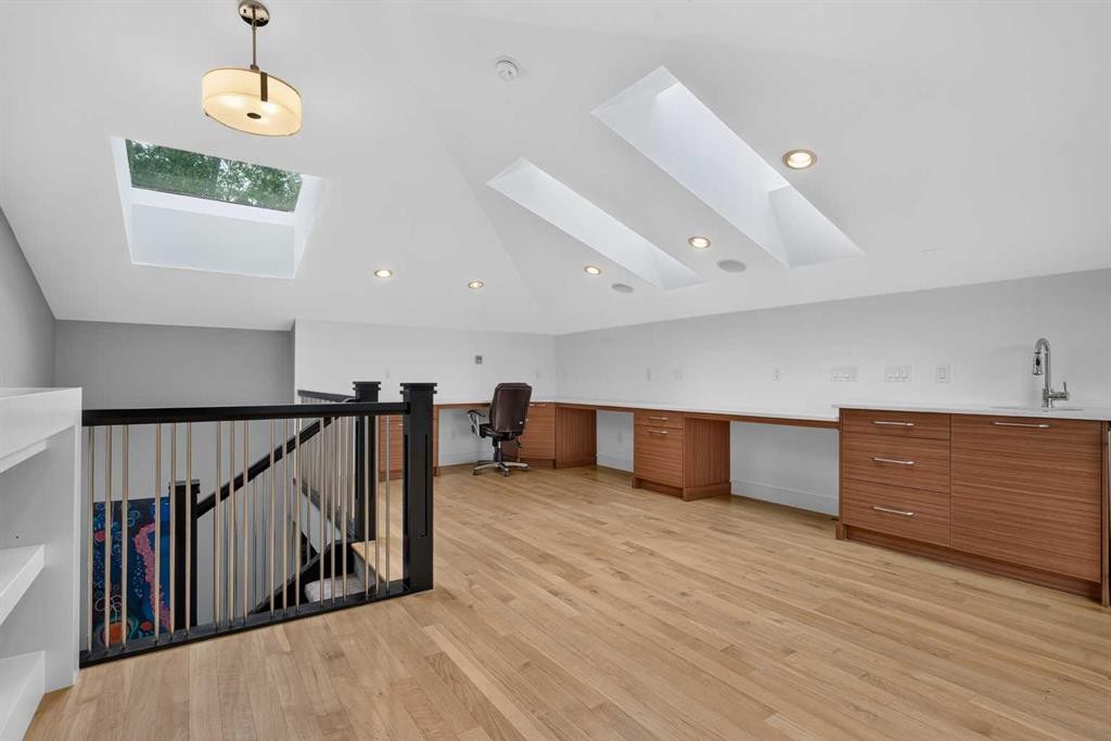 2219 2 Avenue Nw, Calgary, AB - Indoor Photo Showing Other Room