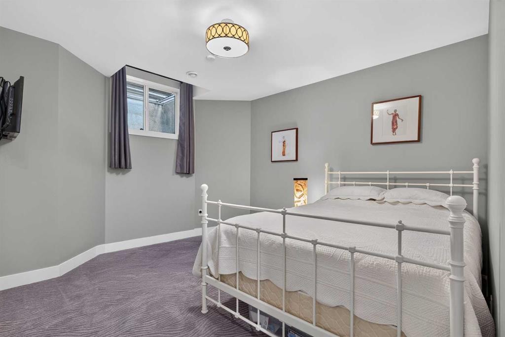 2219 2 Avenue Nw, Calgary, AB - Indoor Photo Showing Bedroom
