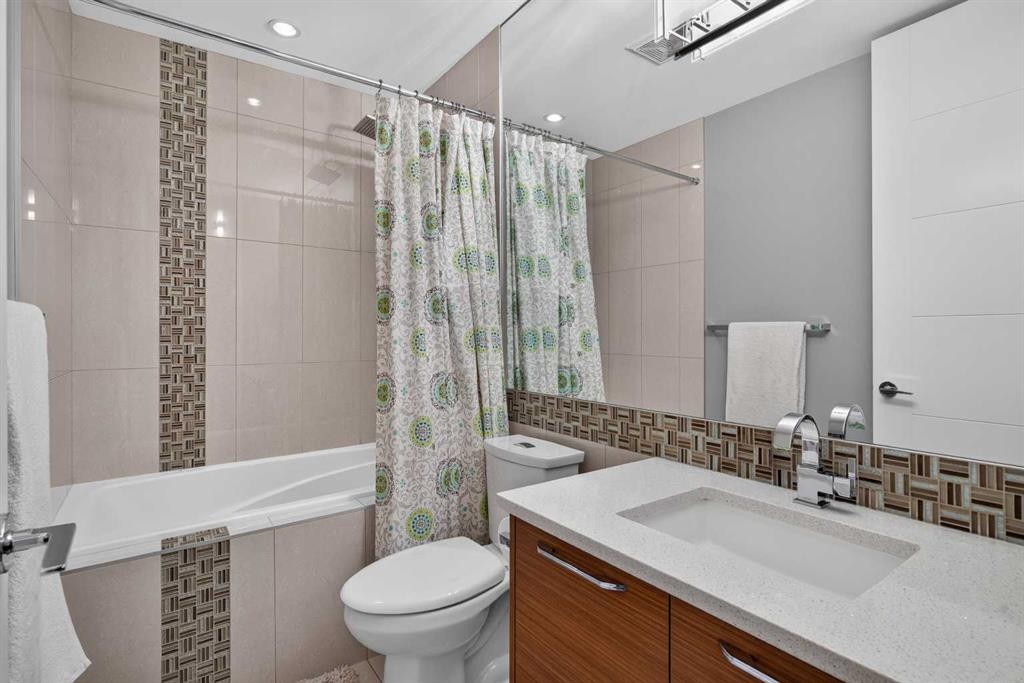 2219 2 Avenue Nw, Calgary, AB - Indoor Photo Showing Bathroom