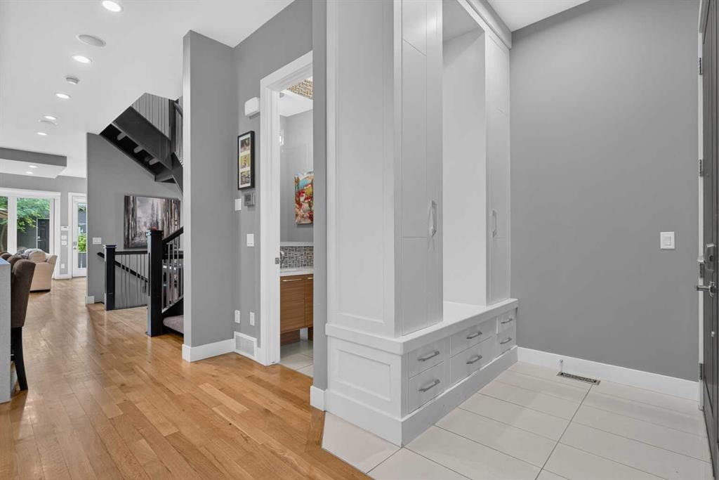2219 2 Avenue Nw, Calgary, AB - Indoor Photo Showing Other Room